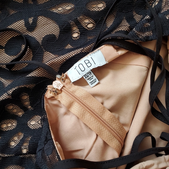 Lace open-back dress - Picture 4 of 6